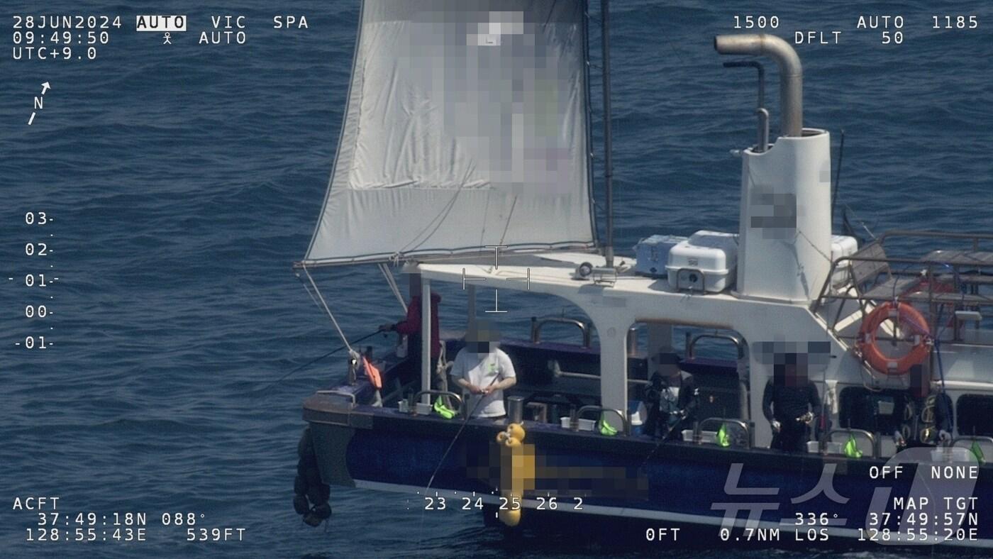 항공순찰 중 낚시어선에서 구명조끼 착용 의무를 위반한 승선원 발견.(동해해경청 제공) 2024.7.4/뉴스1