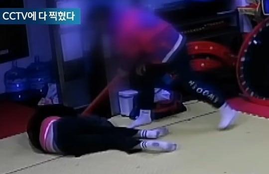 본문 이미지 - 2021년 12월 서울 서대문구의 한 아동 스포츠 센터에서 대표 한 모 씨가 부하직원 고재형 씨를 막대기로 찔러 살해하는 모습이 담긴 CCTV가 공개됐다. (JTBC 갈무리)