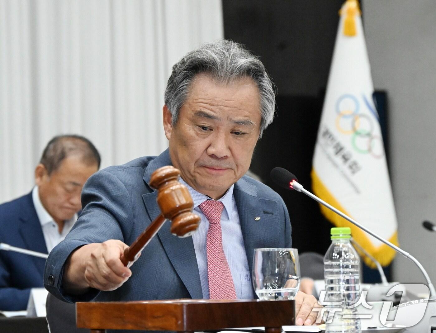 본문 이미지 - 이기흥 대한체육회 회장이 4일 오후 서울 송파구 서울올림픽파크텔에서 열린 2024년 임시 대의원 총회에서 의사봉을 두드리고 있다. (대한체육회 제공) 2024.7.4/뉴스1