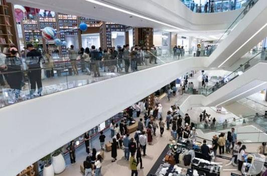 본문 이미지 - 스타필드 수원을 찾은 시민들이 즐거운 시간을 보내고 있다. 2024.5.5/뉴스1 ⓒ News1 이재명 기자