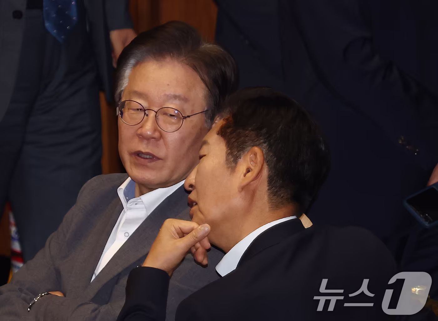 본문 이미지 - 이재명 더불어민주당 전 대표와 정청래 의원이 4일 오후 서울 여의도 국회 본회의장에서 국민의힘 의원들이 순직 해병 수사 방해 및 사건 은폐 등의 진상규명을 위한 특별검사의 임명 등에 관한 법률안에 대한 무제한 토론 종결동의의 건 상정에 항의하는 모습을 바라보며 대화하고 있다. 2024.7.4/뉴스1 ⓒ News1 김민지 기자