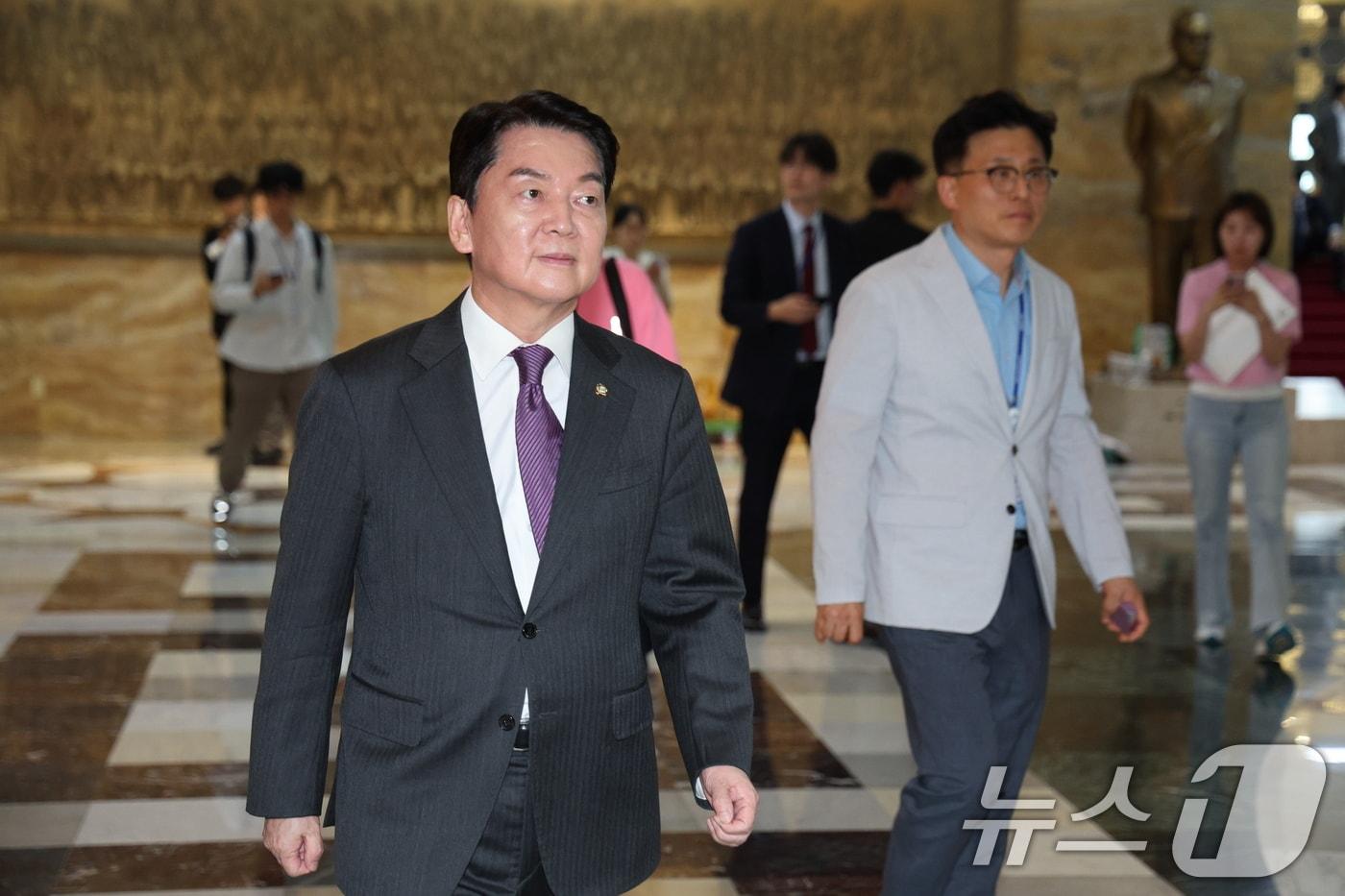 본문 이미지 - 안철수 국민의힘 의원이 4일 서울 여의도 국회 본회의장에서 열린 해병대원 특검법 표결에서 찬성 표결을 하고 본회의장을 나오고 있다. 2024.7.4/뉴스1 ⓒ News1 신웅수 기자