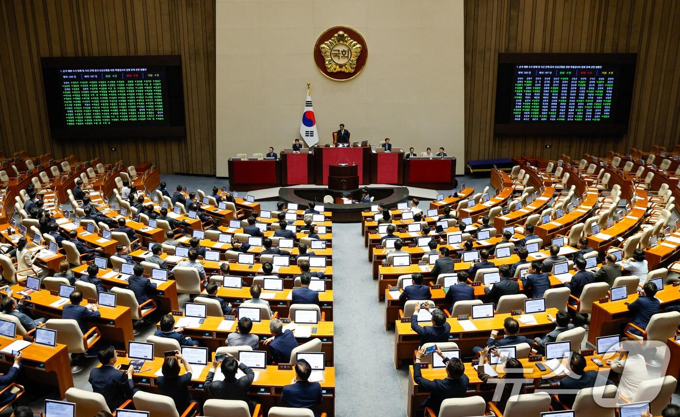 본문 이미지 - 4일 오후 서울 여의도 국회 본회의장에서 해병대원 특검법이 재적 300인, 재석 190인 중 찬성 189인, 반대 1인, 기권 0인으로 통과되고 있다. 2024.7.4/뉴스1 ⓒ News1 안은나 기자