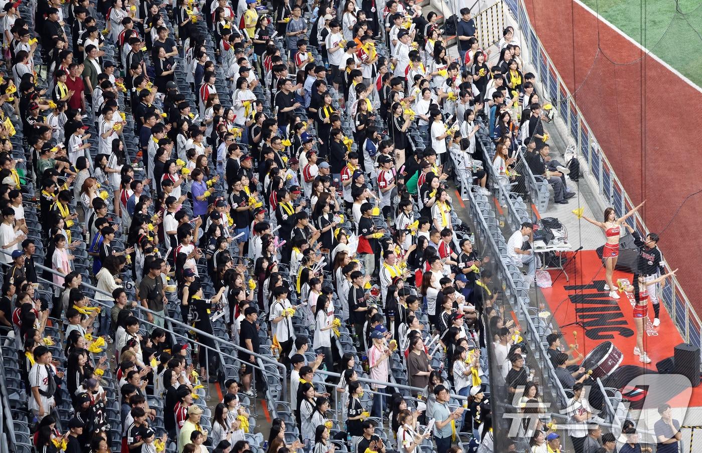 본문 이미지 - 서울 고척스카이돔을 찾은 LG 트윈스 팬들. 뉴스1 DB ⓒ News1 이동해 기자
