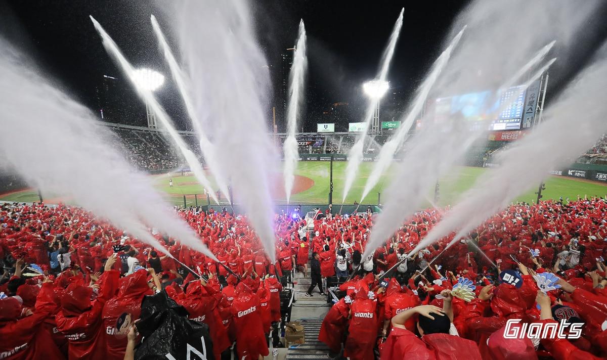 본문 이미지 - 롯데 자이언츠가 3000만명 누적 관중 이벤트를 진행한다 (롯데 자이언츠 제공)