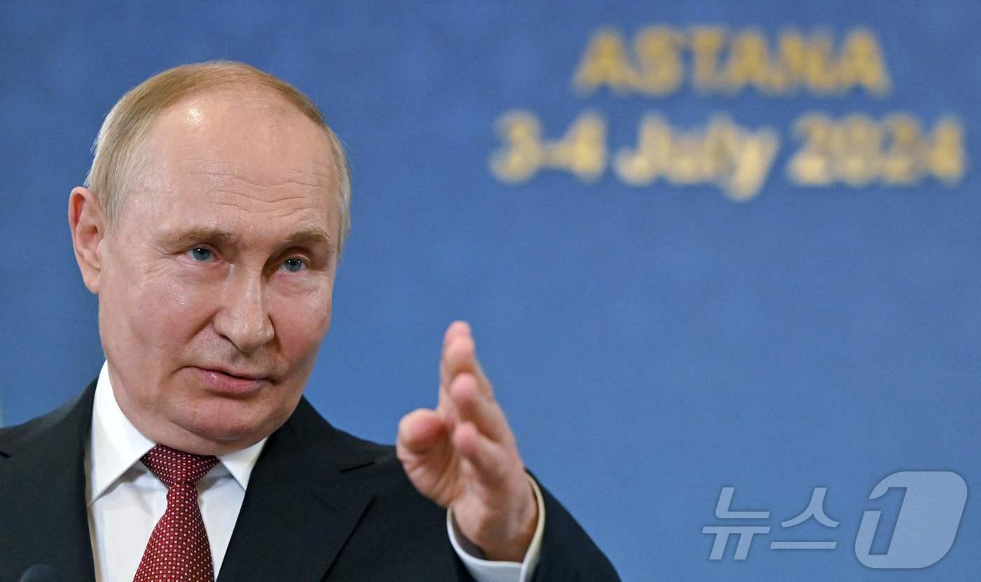 블라디미르 푸틴 러시아 대통령이 4일 (현지시간) 카자흐스탄 아스타나에서 열린 상하이 협력기구(SCO) 정상회의를 마친 뒤 러시아 취재진을 만나 “러시아가 미국과 전략적 안정에 대한 건설적 대화에 나설 준비가 돼 있지만, 미국 대선 결과가 나온 이후에야 가능하다 ”고 밝히고 있다. 2024.07.05 ⓒ AFP=뉴스1 ⓒ News1 우동명 기자