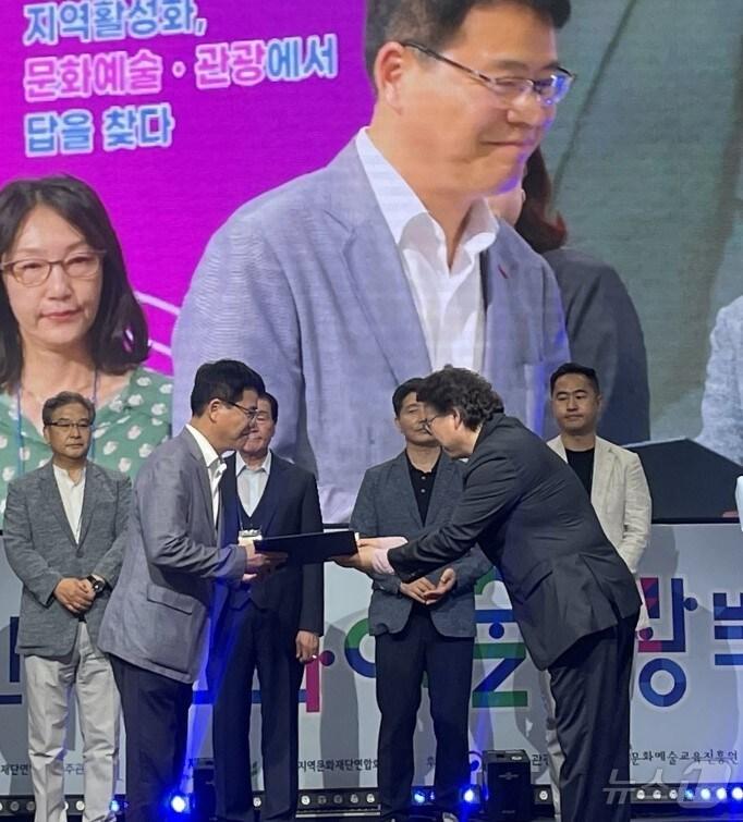 본문 이미지 - 안종선(왼쪽) 고창문화관광재단 상임이사가 ‘2024 대한민국 문화예술·관광 박람회’에서 지역문화 우수사례상을 받고 있다.(고창군 제공)2024.7.5/뉴스1