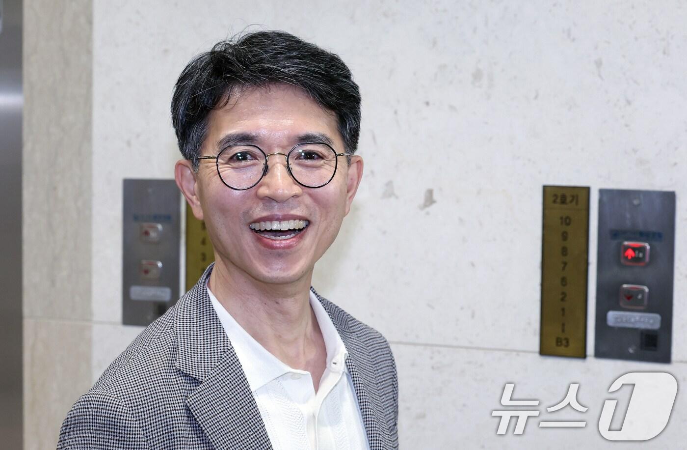 본문 이미지 - 김완섭 환경부 장관 후보자가 5일 오전 서울 여의도 이룸센터 내 한국환경공단으로 첫 출근을 하고 있다. 2024.7.5/뉴스1 ⓒ News1 박정호 기자