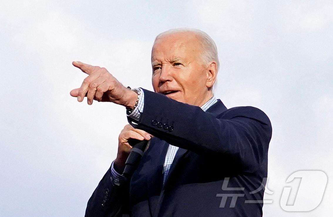 본문 이미지 - 4일(현지시간) 미국 워싱턴 백악관 사우스 론에서 열린 독립기념일 행사에서 조 바이든 대통령이 손가락으로 무언가를 가리키며 연설하고 있다. 바이든 대통령은 이날부터 이틀간 이어지는 독립기념일 연휴을 활용해 선거 유세에 매진할 예정이다. 5일에는 ABC뉴스와 인터뷰를 한 뒤 위스콘신주에서 유세를 펼친다. 2024.07.04/ ⓒ 로이터=뉴스1 ⓒ News1 조유리 기자