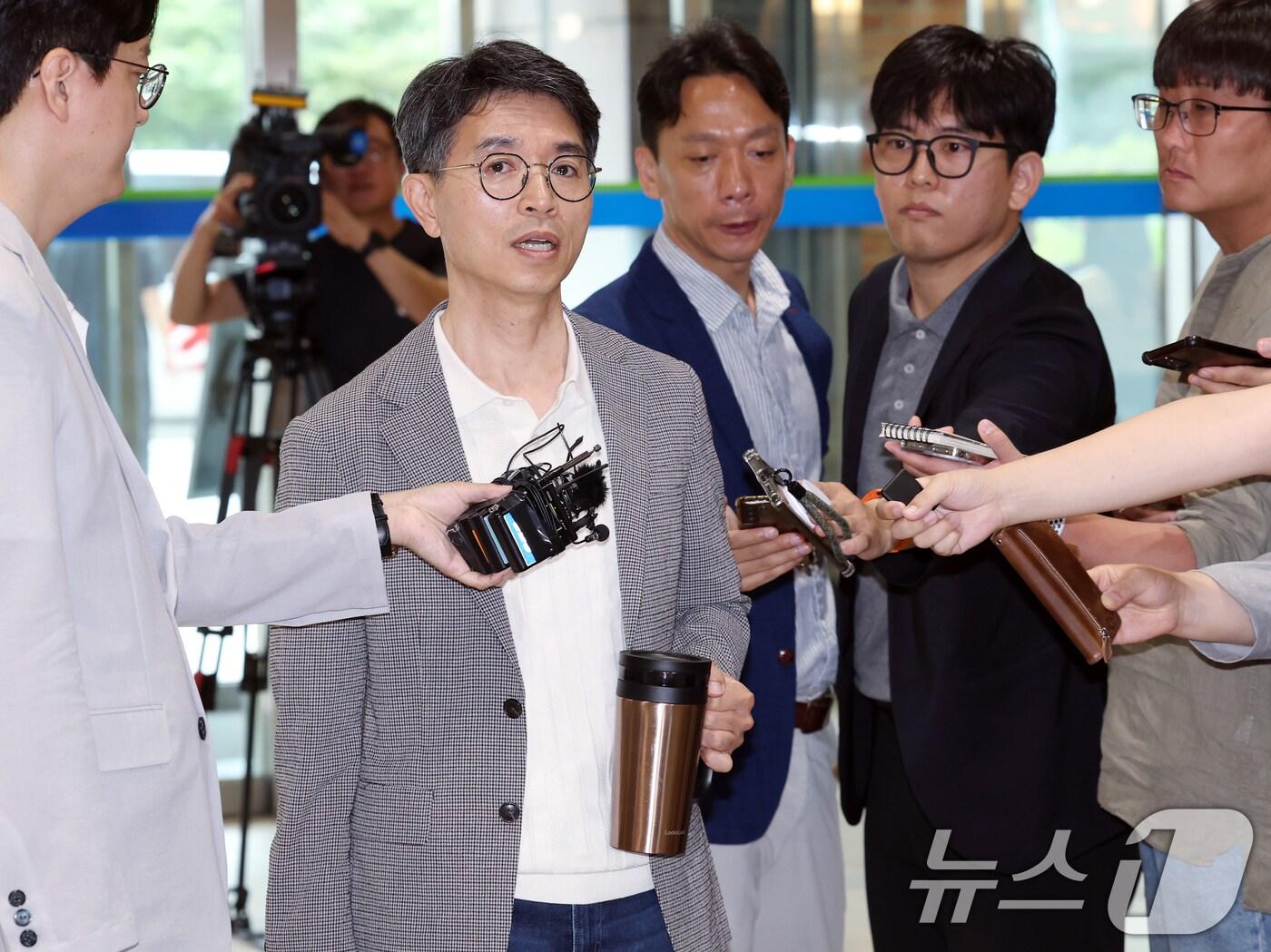 본문 이미지 - 김완섭 환경부 장관 후보자가 서울 여의도 이룸센터 내 한국환경공단으로 첫 출근을 하며 소감을 밝히고 있다. 김 후보자는 행시 36회 출신으로 예산총괄심의관, 예산실장, 2차관 등 기획재정부 내 주요 보직을 두루 거쳤다. 2024.7.5/뉴스1 ⓒ News1 박정호 기자