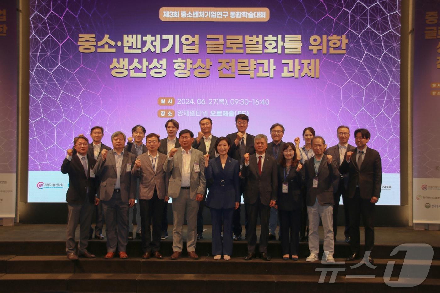 본문 이미지 - 6월 27일 서울 양재 엘타워에서 중소벤처기업연구원이 개최한 '제3회 중소벤처기업연구 통합학술대회'에서 오영주 중소벤처기업부 장관과 10개 대표 학회 관계자들이 단체사진을 촬영하고 있다.(중소벤처기업연구원 제공)