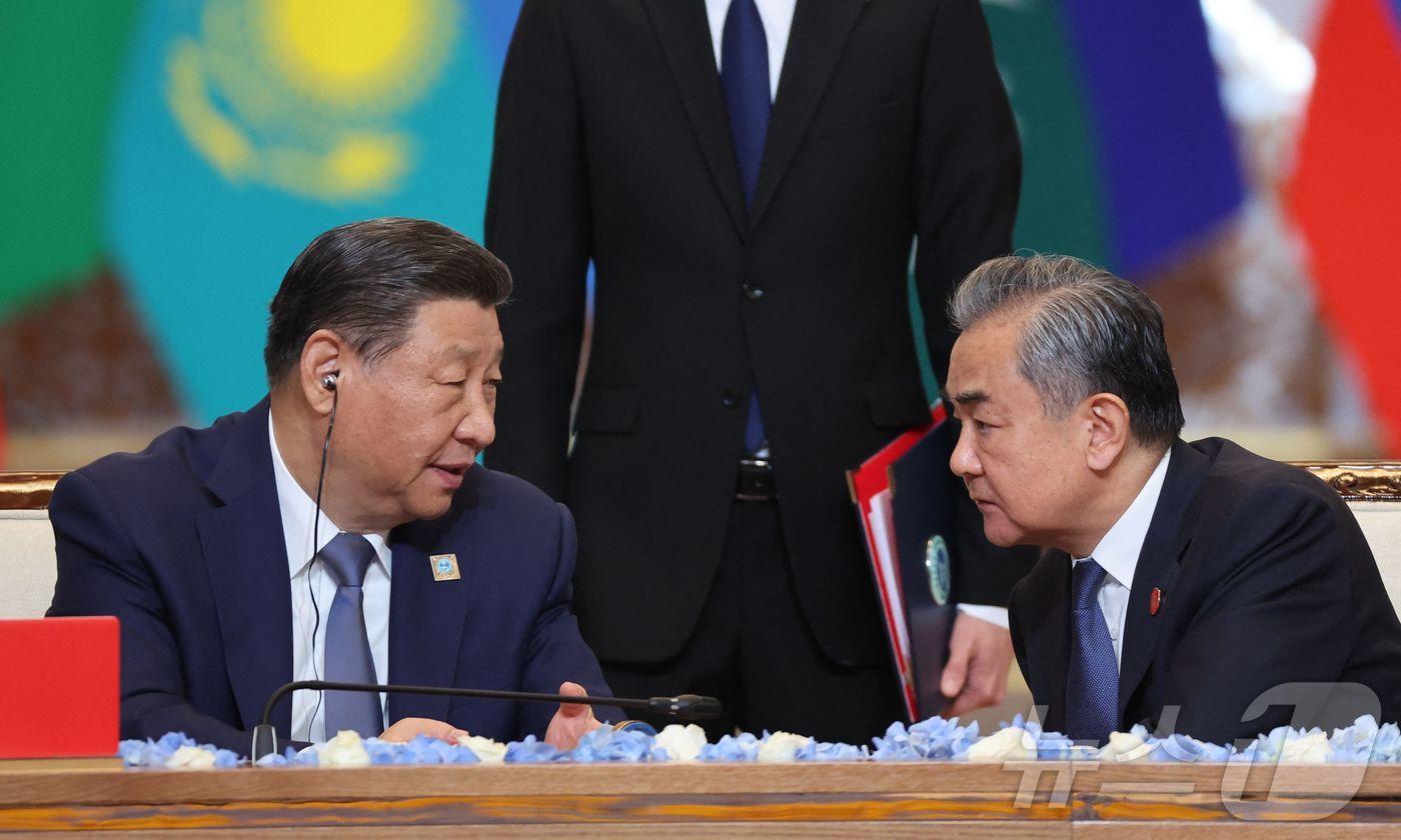 시진핑 중국 국가주석이 4일 (현지시간) 카자흐스탄 아스타나에서 열린 상하이 협력기구(SCO) 정상회의에 왕이 외교부장과 참석해 얘기를 하고 있다. 2024.07.05 ⓒ AFP=뉴스1 ⓒ News1 우동명 기자