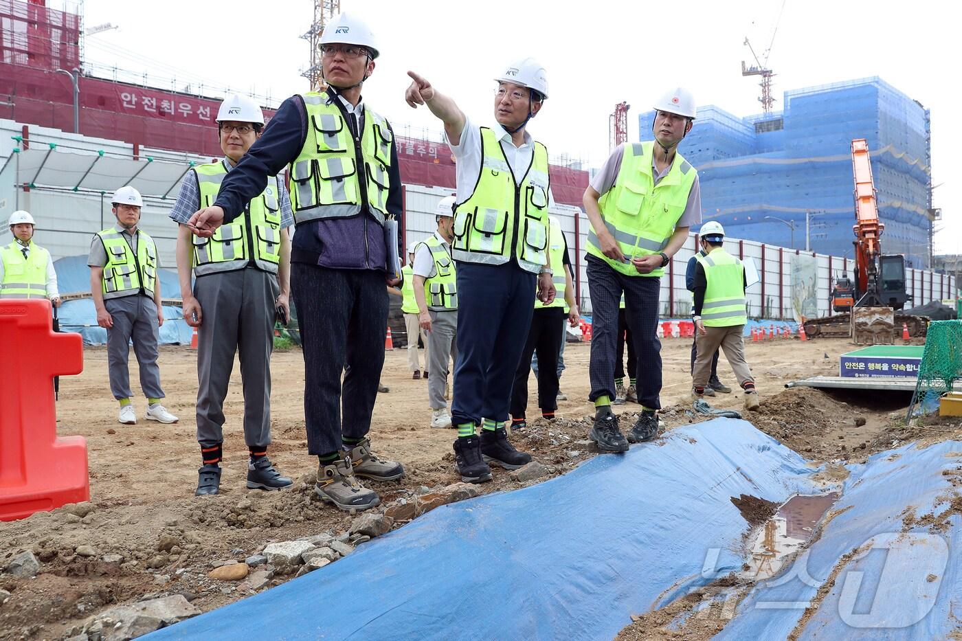 본문 이미지 - 이성해 철도공단 이사장(가운데)이 4일 과천정보타운역 건설사업 현장을 찾아 점검하고 있다.(철도공단 제공) /뉴스1 