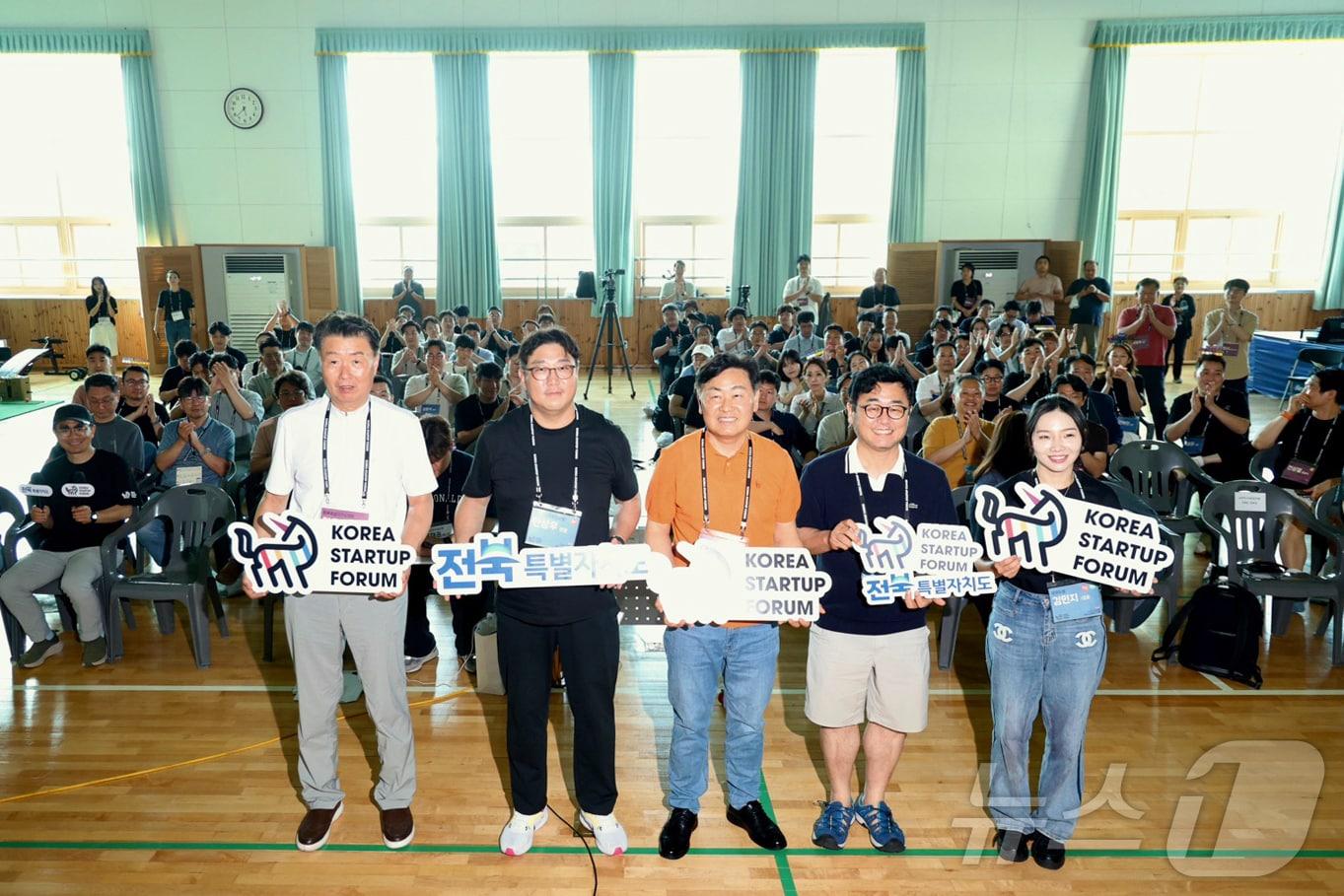 본문 이미지 - 코리아스타트업포럼이 &#39;비즈니스 트립&#39; 행사 중 하나인 &#39;퓨처토크&#39;를 진행하고 있다. 왼쪽부터 김동구 전북도의원, 한상우 코스포 의장, 김관영 전북도지사, 구태언 코스포 부의장, 김민지 코스포 부의장&#40;코리아스타트업포럼 제공&#41;