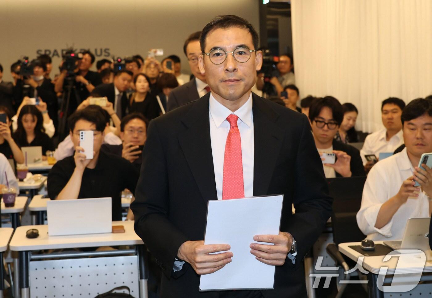본문 이미지 - '형제의 난'으로 가족과 의절한 효성가(家) 차남 조현문 전 효성 부사장이 5일 오전 서울 강남구 코엑스몰 스파크플러스에서 부친 고(故) 조석래 효성그룹 명예회장의 유산 상속과 관련해 기자회견을 하기 위해 입장하고 있다. (공동취재) 2024.7.5/뉴스1 ⓒ News1 이승배 기자