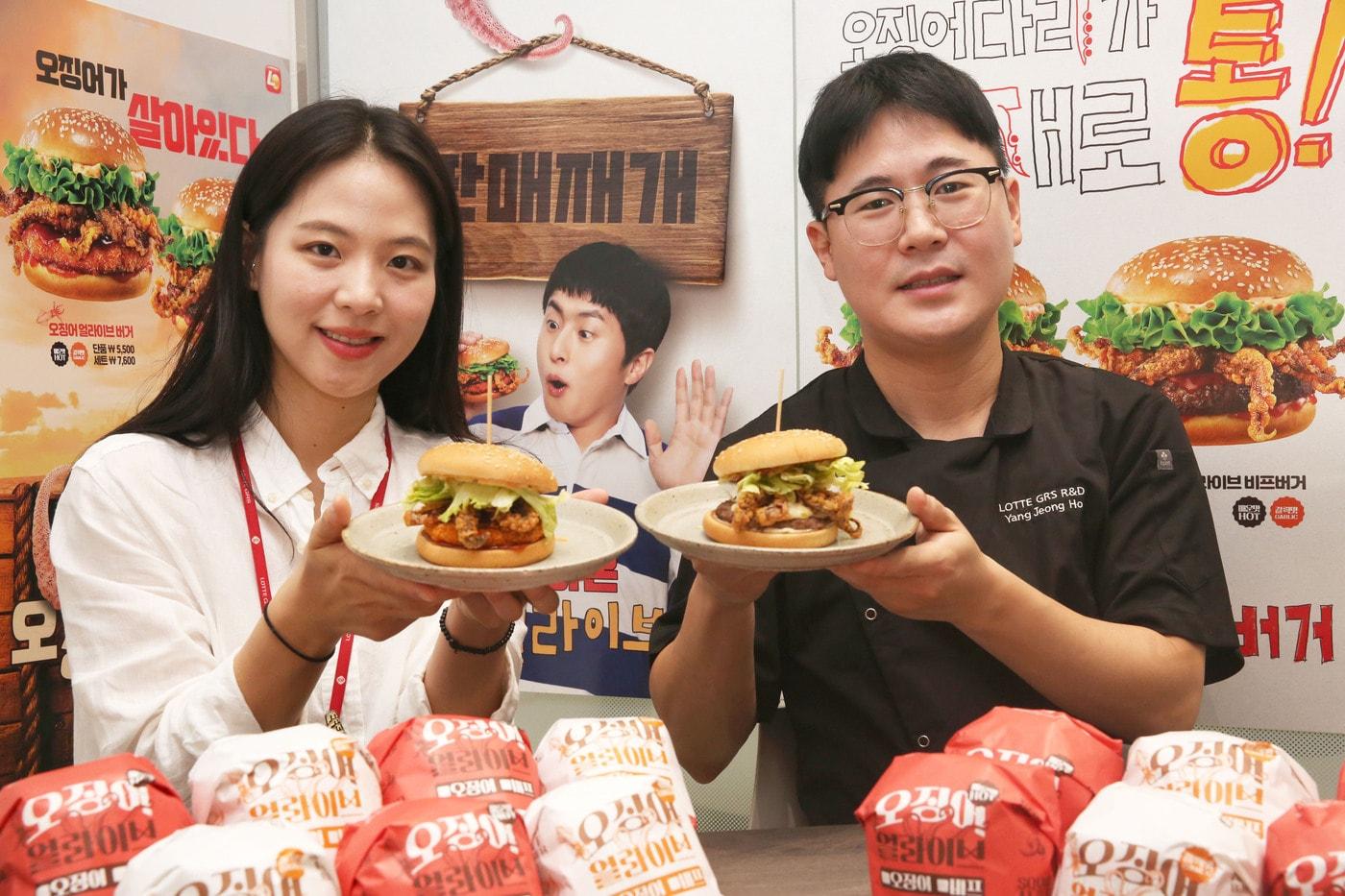본문 이미지 - 오징어 얼라이브버거의 마케팅과 개발을 담당한 김지연 롯데GRS 광고팀 대리, 양정호 QSR상품개발팀 책임.(롯데GRS 제공)