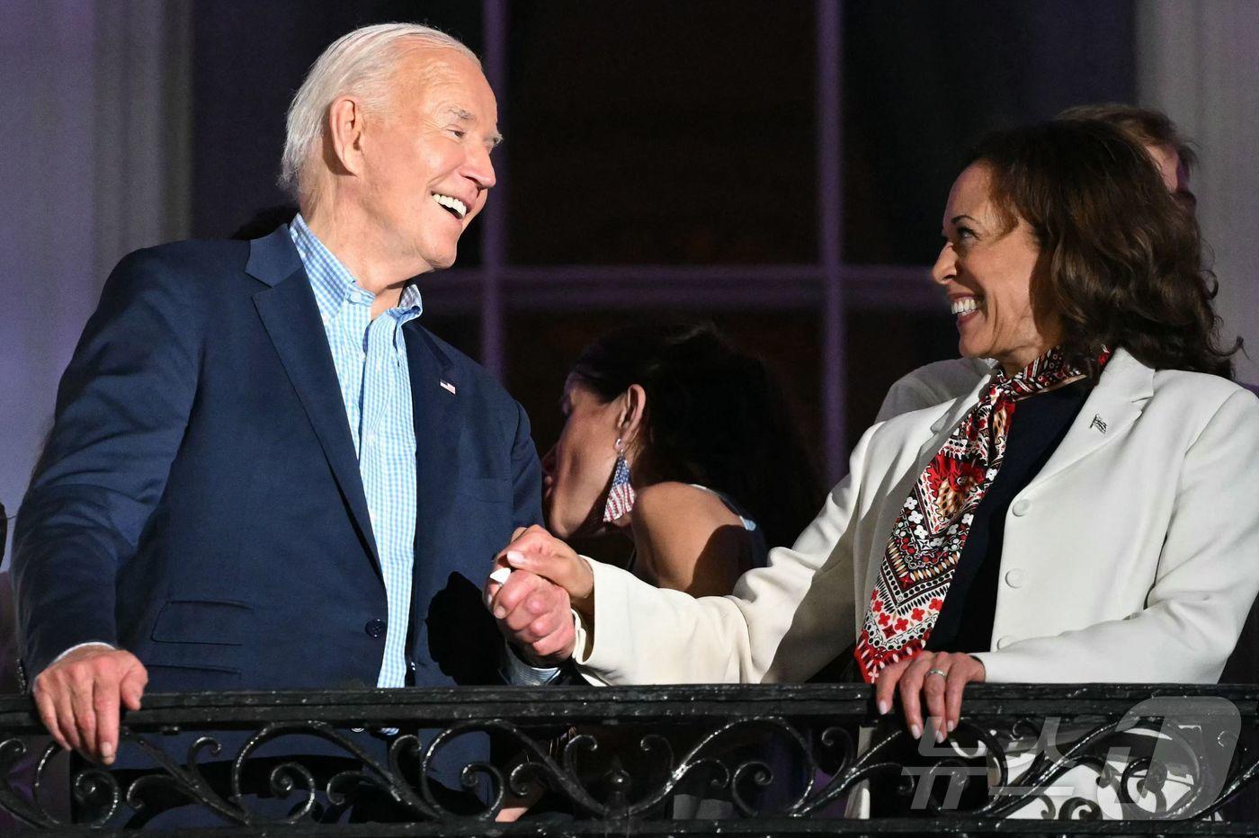 2024년 미 대선 대통령 후보에서 사퇴한 조 바이든 미국 대통령이 15일(현지시간) 메릴랜드주에서 자신을 대신해 민주당 대통령 후보가 된 카멀라 해리스 부통령 지원에 나선다. 사진은 지난달 4일 (현지시간) 워싱턴 백악관에서 열린 독립 기념일 축하 행사 중 바이든 대통령이 해리스 부통령과 발코니서 손을 잡고 있는 모습. 2024.07.05 ⓒ AFP=뉴스1 ⓒ News1 우동명 기자