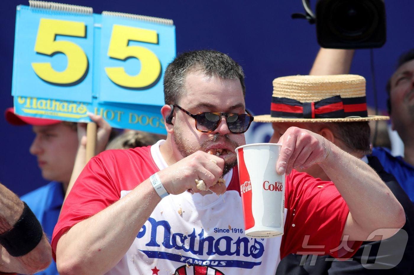 55개째 핫도그를 먹고 있는 패트릭 버톨레티 ⓒ AFP=뉴스1