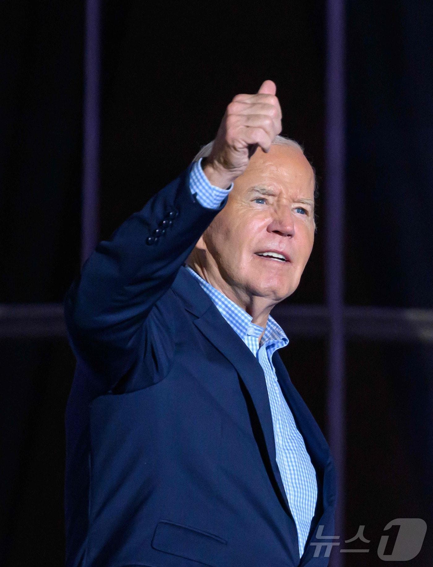 본문 이미지 - 조 바이든 미국 대통령이 4일 (현지시간) 워싱턴 백악관 발코니에서 독립 기념일 축하 불꽃놀이를 보며 엄지를 치켜 세우고 있다. 2024.07.05 ⓒ AFP=뉴스1 ⓒ News1 우동명 기자