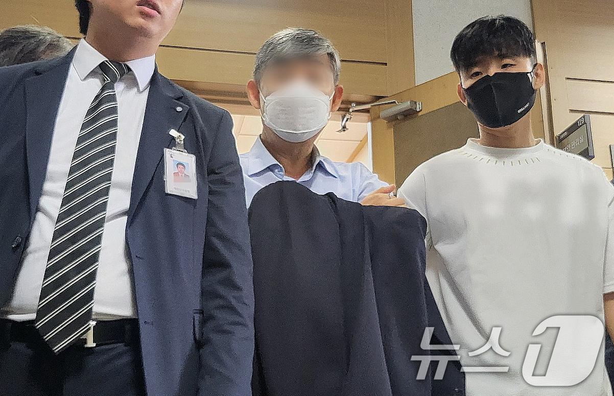 본문 이미지 - 5일 경찰 인사에 관여하고 그 대가로 수천만원 상당의 뇌물을 받은 혐의(제3자뇌물취득)를 받는 전 경북경찰청장 A씨가 대구 수성구 범어동 대구지법에서 구속 전 피의자 심문(영장실질심사)를 마치고 나서고 있다. 2024.7.5./뉴스1 ⓒ News1 이성덕 기자