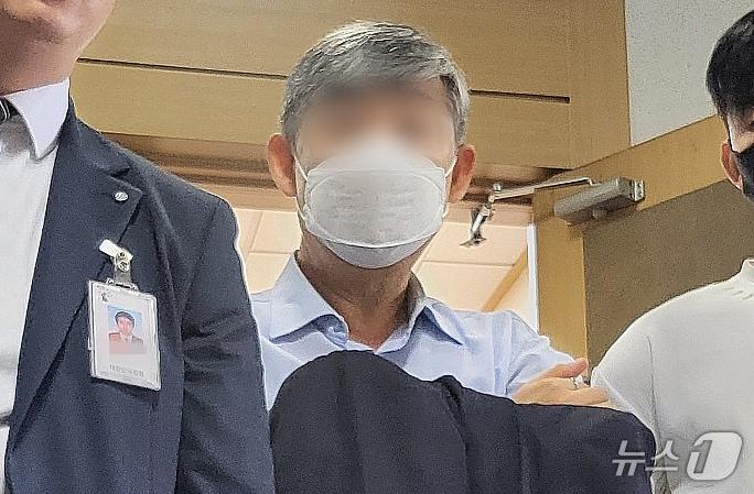 본문 이미지 - 경찰 인사에 관여한 대가로 수천만원 상당의 뇌물을 받은 혐의(제3자뇌물취득)를 받는 전 경북경찰청장 A씨가 대구지법에서 구속 전 피의자 심문(영장실질심사)를 마친 후 법정을 나서고 있다. 2024.7.5./뉴스1 ⓒ News1 이성덕 기자