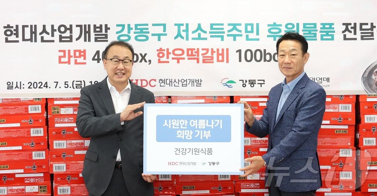 본문 이미지 - 사진 왼쪽부터 신왕섭 HDC현대산업개발 실장, 손완현 강동구청 복지가족국장.(HDC현대산업개발 제공)