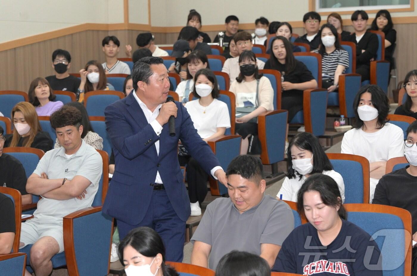 최영일 전북자치도 순창군수가 관내 청년들과 소통의 자리를 갖고 있다.(순창군 제공)/뉴스1 