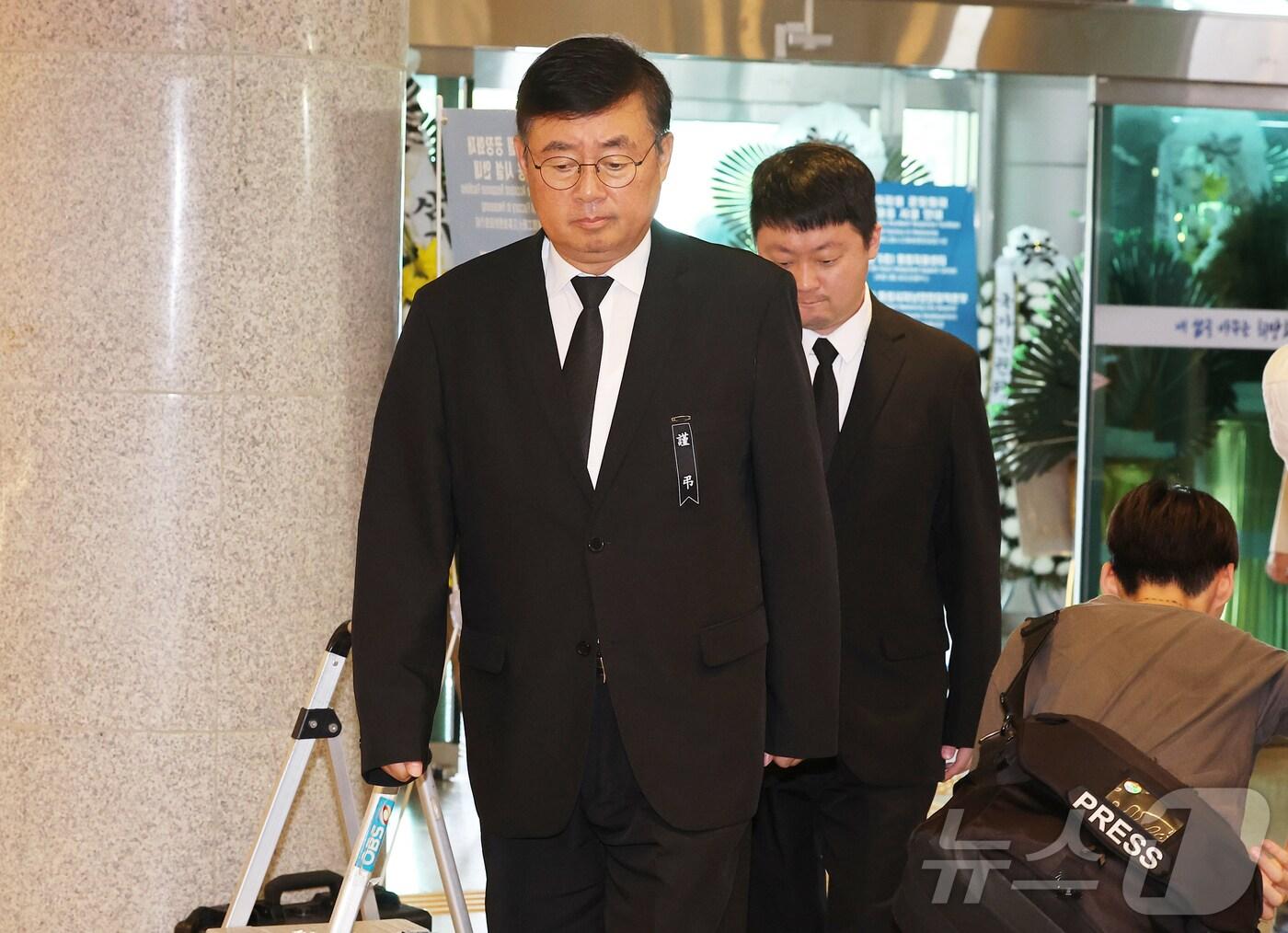 본문 이미지 - 박순관&#40;맨 앞&#41; 아리셀 대표와 박중언 아리셀 총괄본부장이  7월5일 오후 경기도 화성시청에서 열린 아리셀 화재 희생자 유족 교섭단과 사측 첫 교섭에 참석하고 있다. &#40;공동취재&#41; 2024.7.5/뉴스1 ⓒ News1 김도우 기자