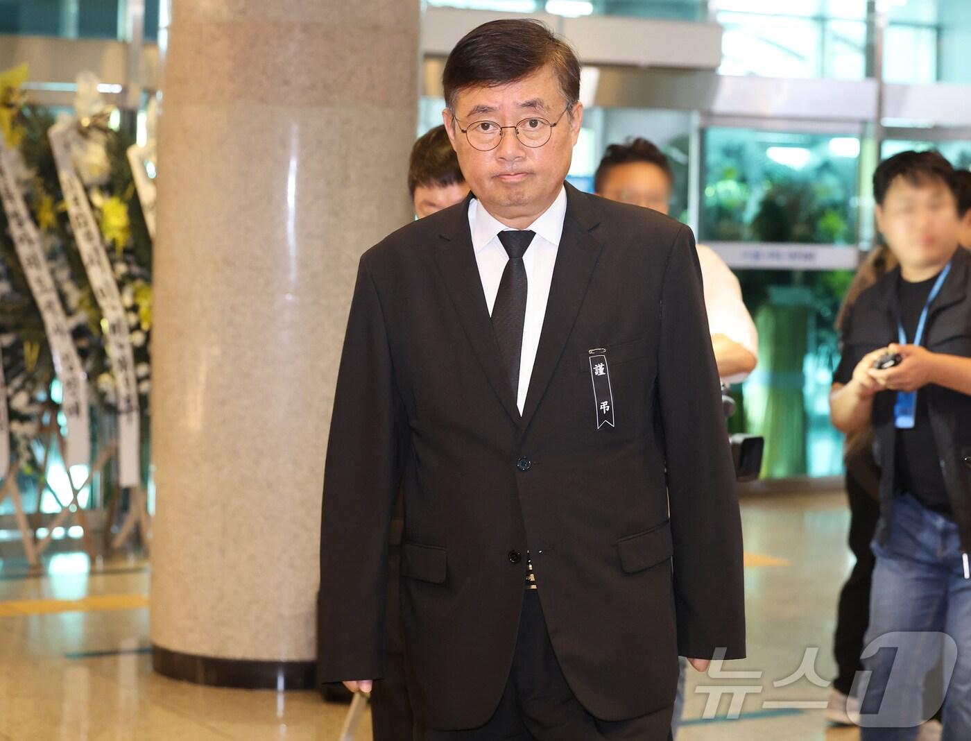 본문 이미지 - 박순관 아리셀 대표가 5일 오후 경기도 화성시청에서 열린 아리셀 화재 희생자 유족 교섭단과 사측 첫 교섭에 참석하고 있다. (공동취재) 2024.7.5/뉴스1 ⓒ News1 김도우 기자