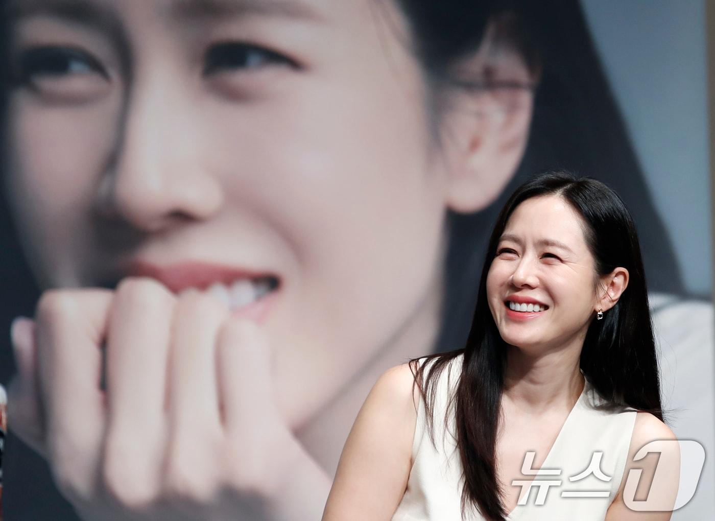 본문 이미지 - 배우 손예진이 5일 오후 경기도 부천시 원미구 현대백화점 중동점에서 진행된 제28회 부천국제판타스틱영화제 특별전 '독.보.적. 손예진'에 참석해 미소를 짓고 있다. '독.보.적. 손예진'이라는 타이틀로 진행된 이번 특별전에서는 배우 기념 책자 발간과 메가토크, 사진전 등 다양한 행사로 손예진의 23년 연기 세계를 집중 조명한다. 2024.7.5/뉴스1 ⓒ News1 권현진 기자