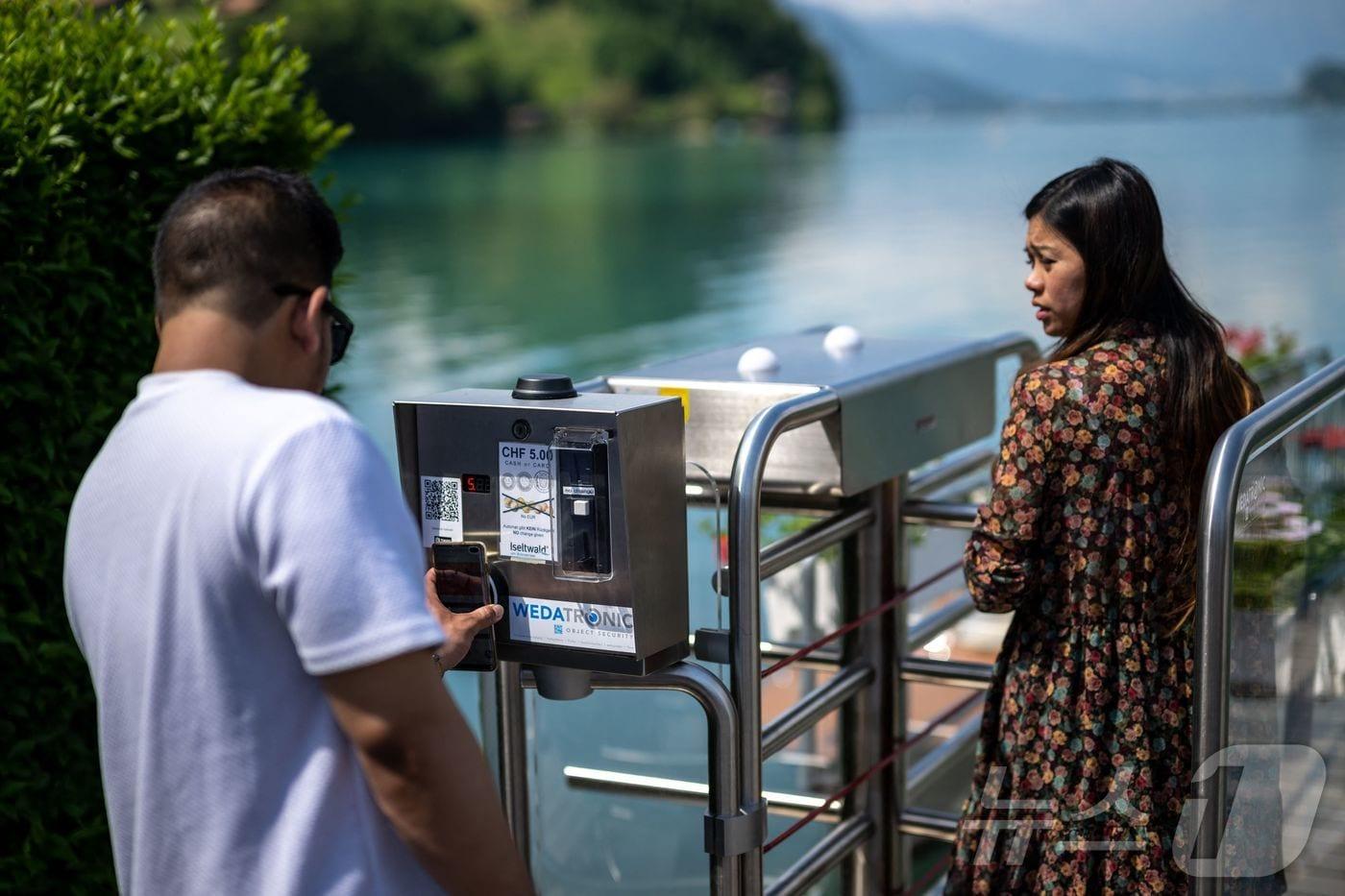 넷플릭스에서 한국 드라마 '사랑의 불시착'이 흥행하면서 촬영지였던 스위스 이젤발트 마을에 관광객들이 몰렸다. 400명의 주민들만 거주하던 평화로운 마을이었으나 드라마 촬영 후 급격하게 늘어난 관광객으로 주민들이 불편을 겪자 브리엔츠 호수 부두에서 사진을 촬영하거나 공공 화장실 이용 시 요금을 부과했다. 2023.6.2. ⓒ AFP=뉴스1 ⓒ News1 이창규 기자
