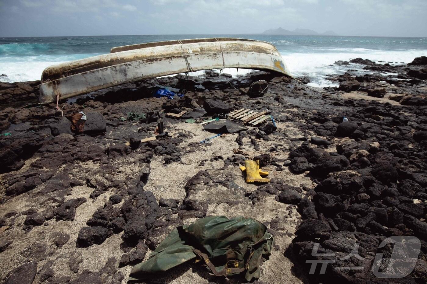 지난 3월 5일(현지시간) 상비센테(Sao Vicente)의 칼하우(Calhau) 어촌 근처에서 찍힌 좌초한 피로그. 이 보트는 같은 달 3일 65명의 이주민을 태우고 모리타니(Moriatania)의 한 마을을 떠났다. 2024.03.05/ ⓒ AFP=뉴스1 ⓒ News1 조유리 기자