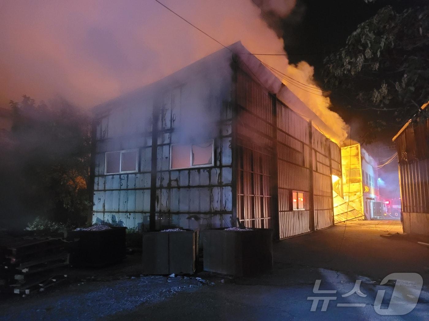 본문 이미지 - 5일 새벽 화재가 발생한 밀양 하남읍 알루미늄 주조공장.(경남소방본부 제공)