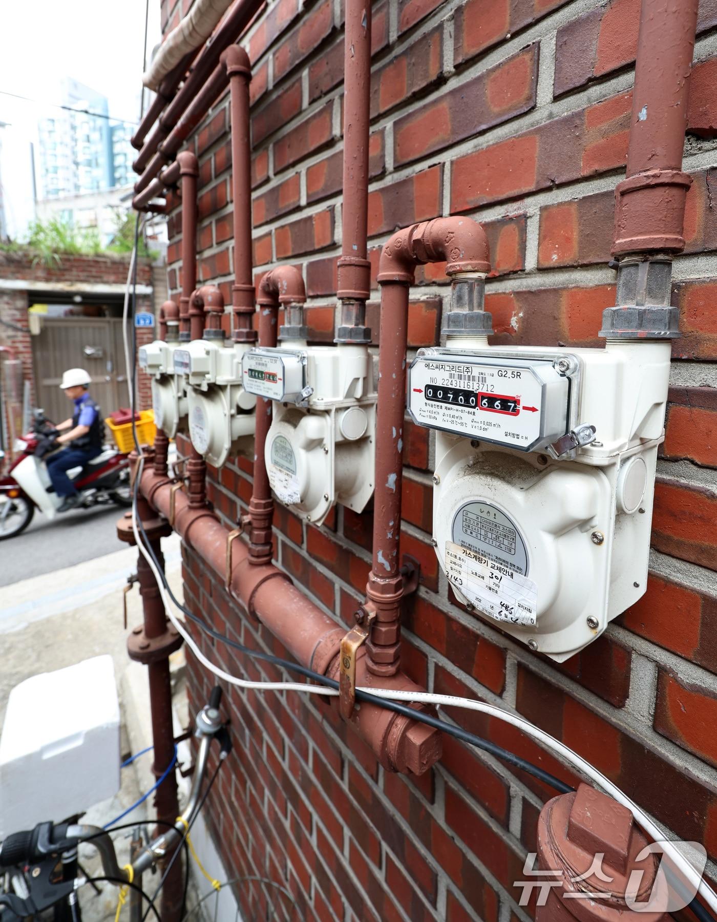 본문 이미지 - 대구와 경북 일부 지역의 도시가스 소비자요금이 8월1일부터 평균 0.54% 인상된다. 사진은 서울의 한 주택가 가스계량기. 2024.7.5/뉴스1 ⓒ News1 구윤성 기자