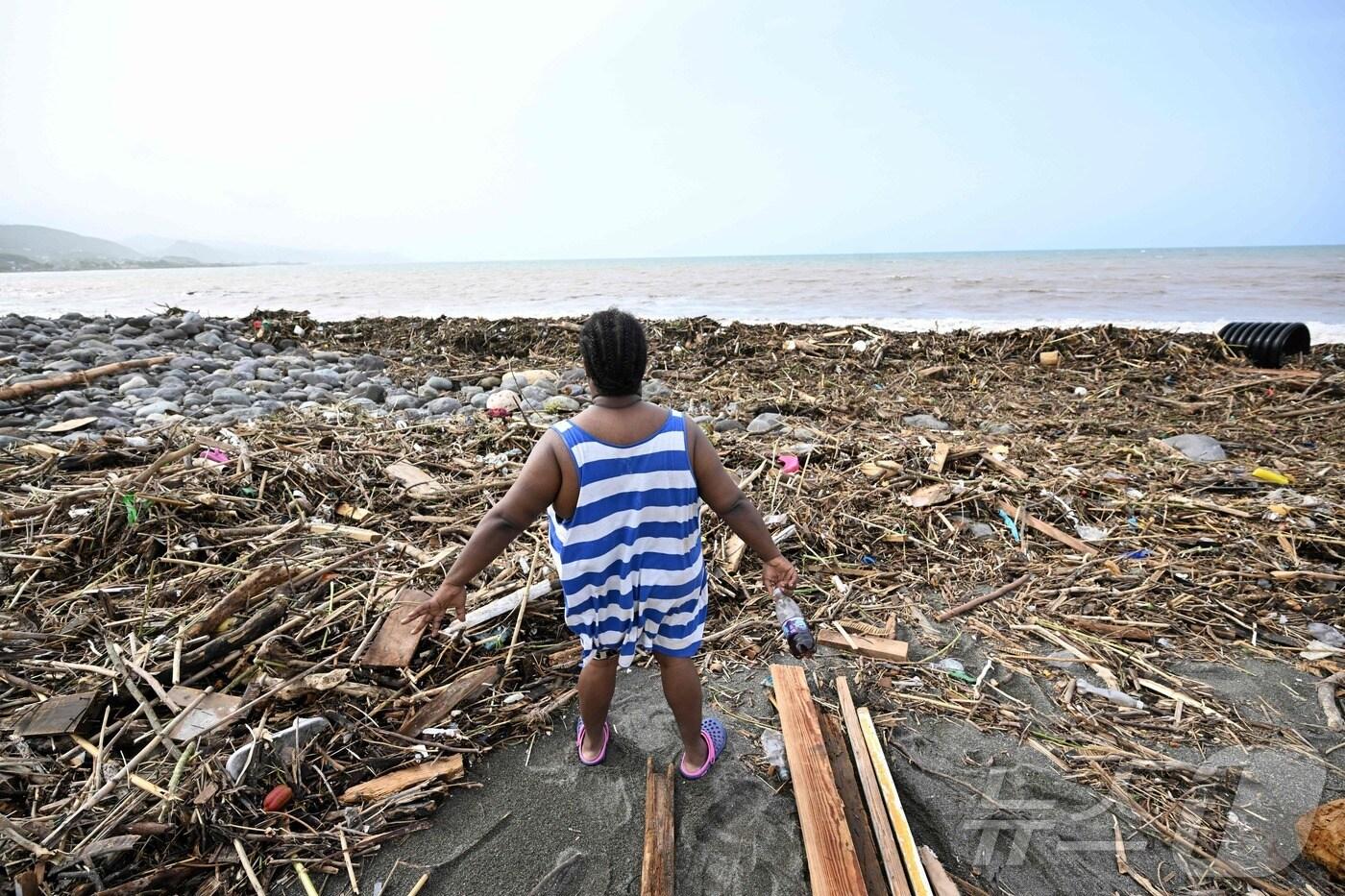 4일 카리브해의 보석으로 불리우는 자메이카섬의 불 베이(Bull Bay) 해변이 허리케인 베릴이 쓸고온 쓰레기와 잔해들로 하루 아침에 쑥대밭이 됐다. ⓒ AFP=뉴스1 ⓒ News1 조유리기자
