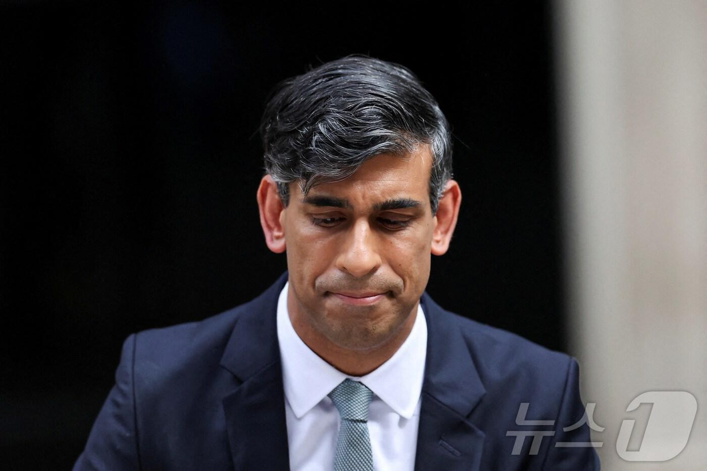 본문 이미지 - 5일(현지시간) 영국 런던에서 리시 수낵 영국 총리가 사임을 발표하며 고개를 숙이고 있다. 2024.07.05 ⓒ 로이터=뉴스1 ⓒ News1 정지윤 기자