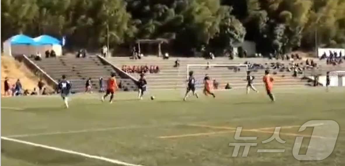 본문 이미지 - 올해 초 일본팀과 경기하는 손아카데미 선수들.(경기 영상 캡처)