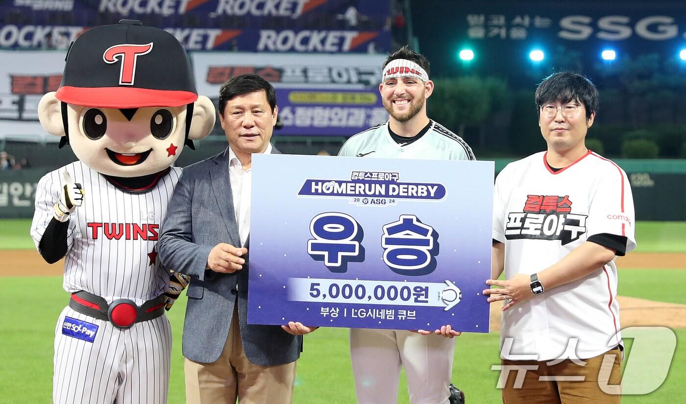 5일 오후 인천시 SSG랜더스필드에서 열린 ‘KBO 올스타 프라이데이’ 컴투스프로야구 홈런더비에서 우승한 LG 오스틴이 기념촬영하고 있다. 2024.7.5/뉴스1 ⓒ News1 이승배 기자