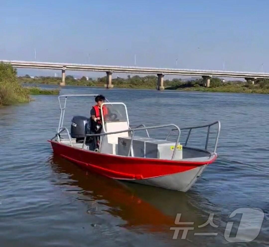 본문 이미지 - 전기 고체배터리 탑재한 어장관리용 배를 운항하고 있는 모습.&#40;비케이동영테크 제공&#41; 2024.7.6/뉴스1