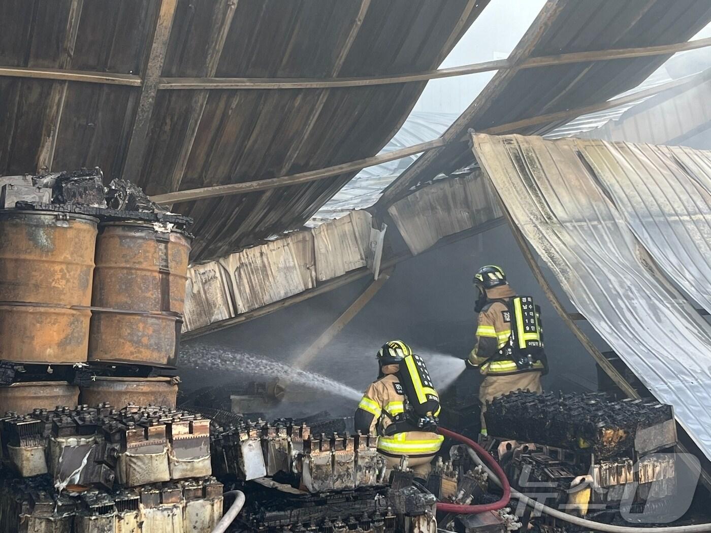 본문 이미지 - 함안군 칠서면 니켈 스크랩 제조 공장 화재(경남소방본부 제공).