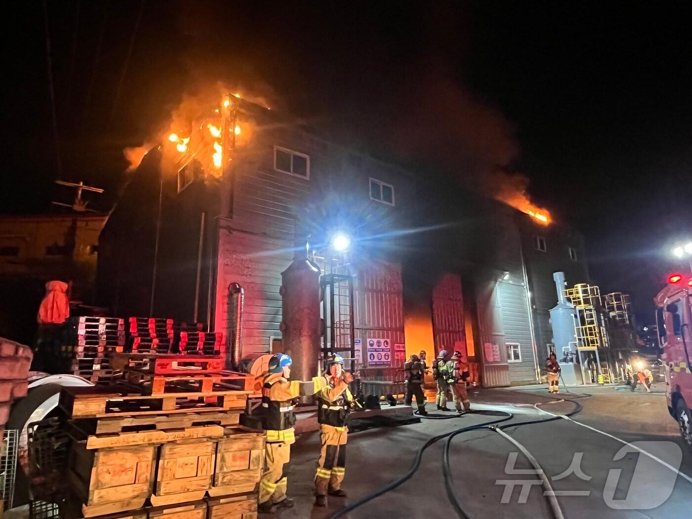 본문 이미지 - 김해 폐기물 수집 및 처리 공장 화재 현장(경남소방본부 제공).