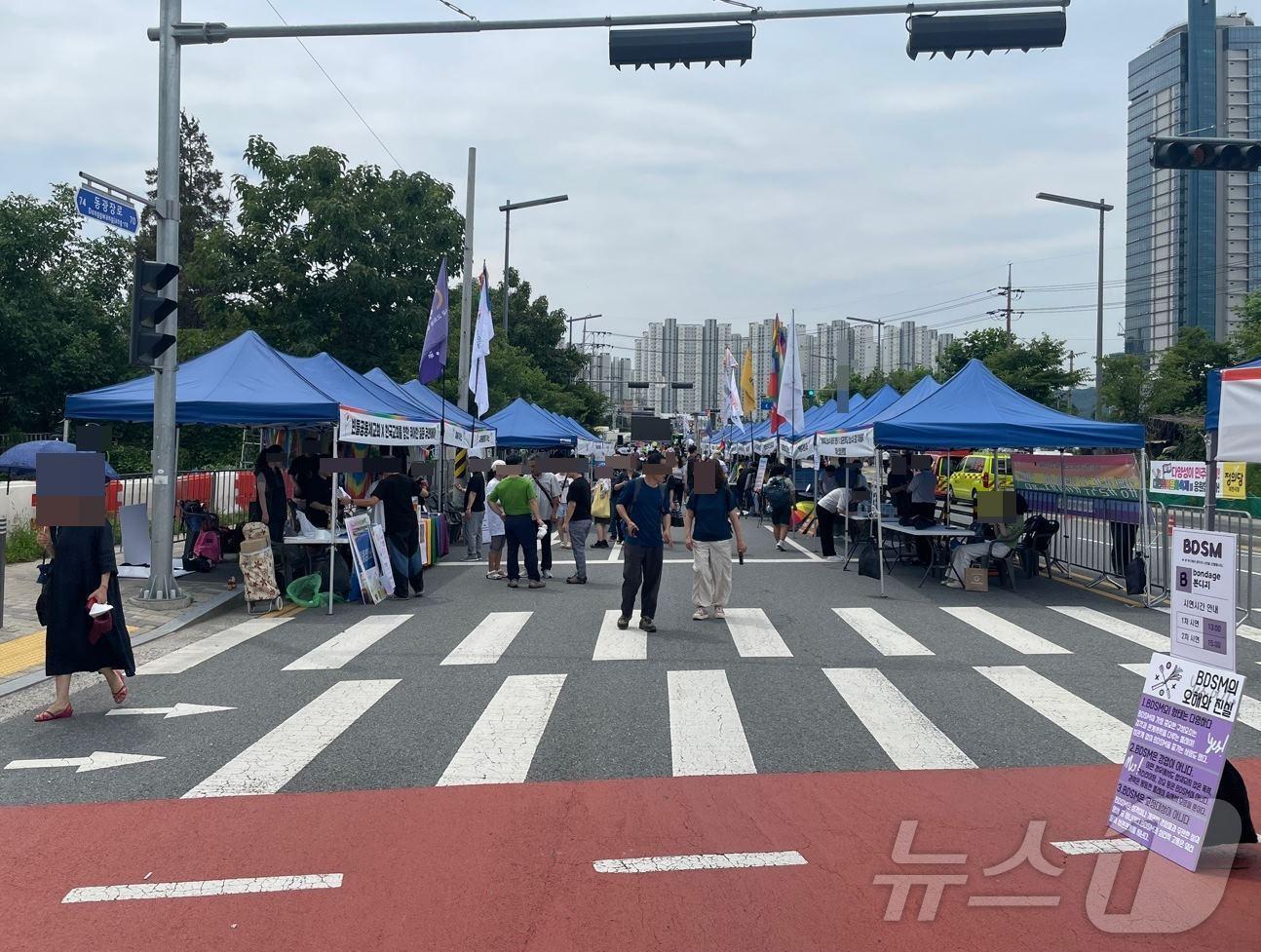 본문 이미지 - &#39;제1회 대전퀴어문화축제&#39;가 6일 대전역 인근에서 진행되고 있다. 뉴스1 ⓒ News1 김태진 기자