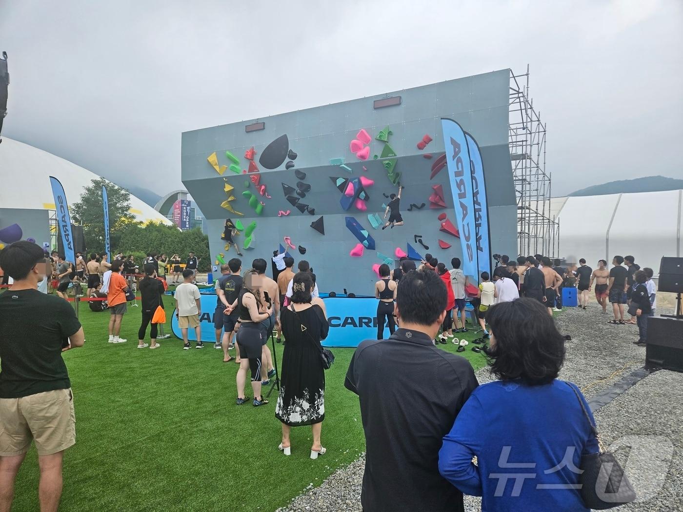 본문 이미지 - 6일 낮 강원 춘천 송암동 일대에서 열리는 ‘송암썸머페스티벌’ 에서 관광객들이 클라이밍을 하며 즐거운 시간을 보내고 있다. 2024.7.6 한귀섭 기자