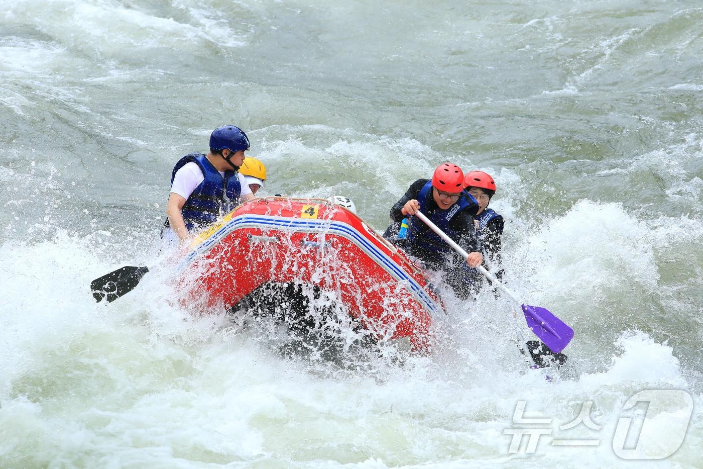 6일 강원 인제 내린천에서 무더위를 피해 온 관광객들이 래프팅을 즐기고 있다. (인제군 제공) 2024.7.6/뉴스1 ⓒ News1 한귀섭 기자