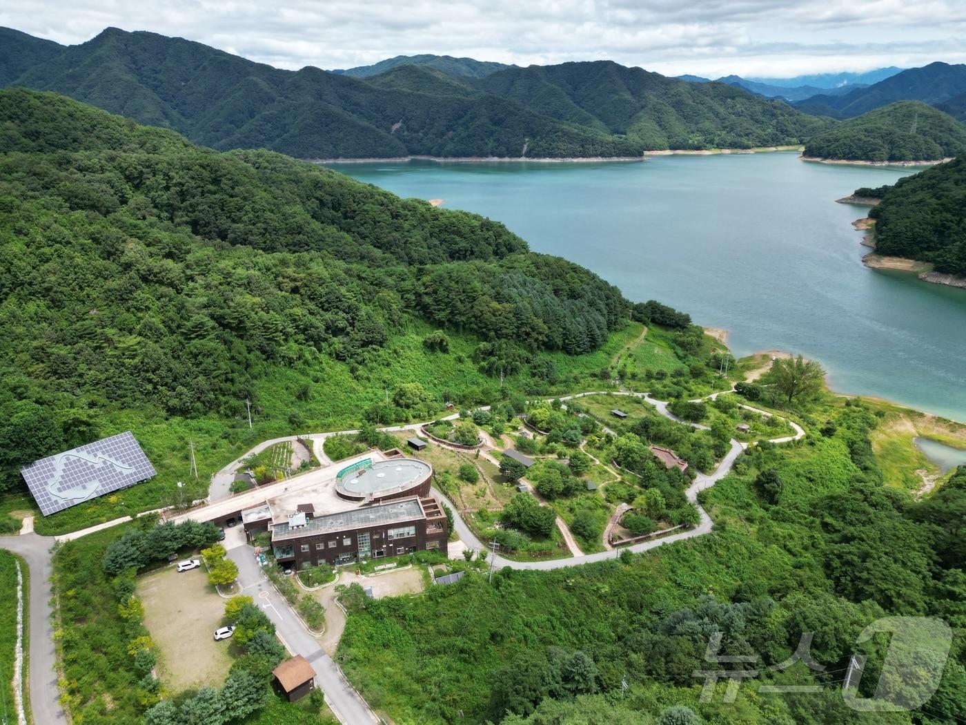 본문 이미지 - 강원 화천 파로호와 한국수달연구센터 전경.(한국수달연구센터 제공) 