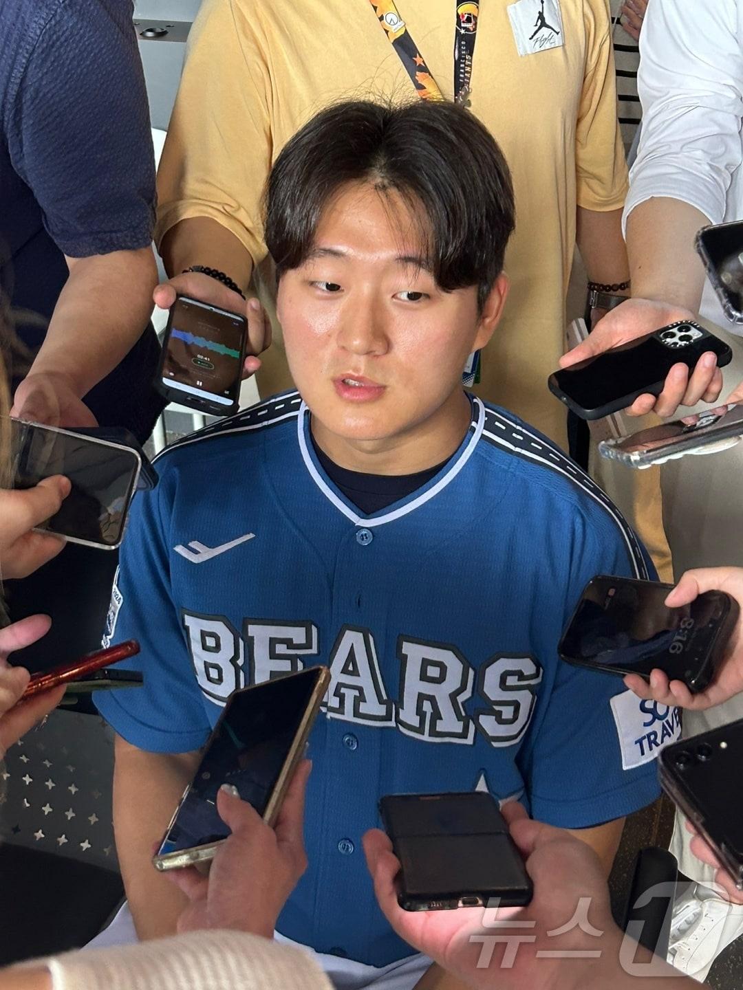 본문 이미지 - 김택연은 6일 인천 SSG랜더스필드에서 열리는 2024 신한SOL뱅크 KBO 올스타전을 앞두고 취재진과 인터뷰를 하고 있다.ⓒ 뉴스1