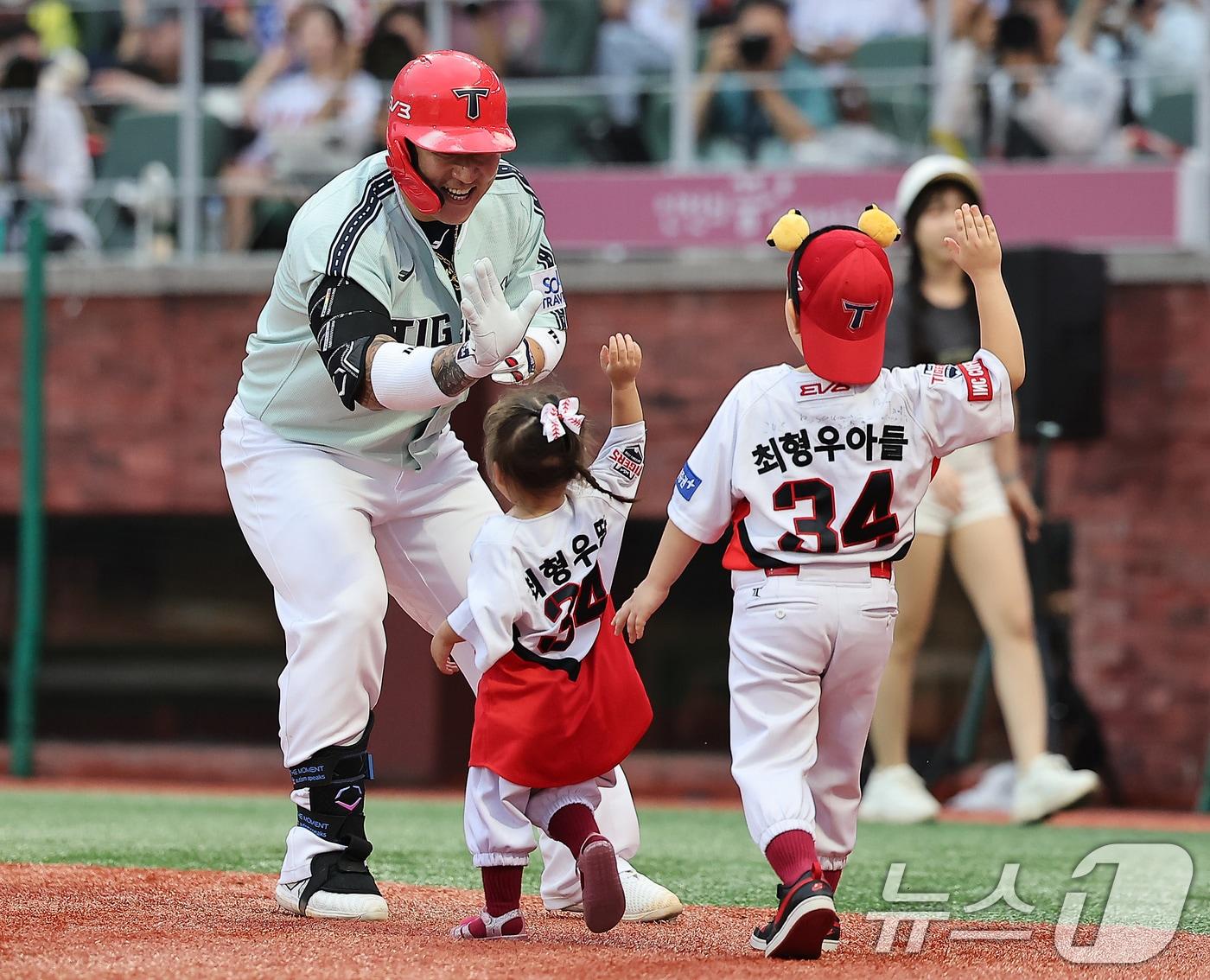 본문 이미지 - 6일 오후 인천시 미추홀구 문학동 SSG랜더스필드에서 열린 '2024 신한 SOL Bank KBO 올스타전’ 나눔 올스타와 드림 올스타의 경기, 나눔팀 KIA 최형우가 2회 솔로홈런을 친 뒤 자녀들의 응원을 받고 있다. 2024.7.6/뉴스1 ⓒ News1 김진환 기자