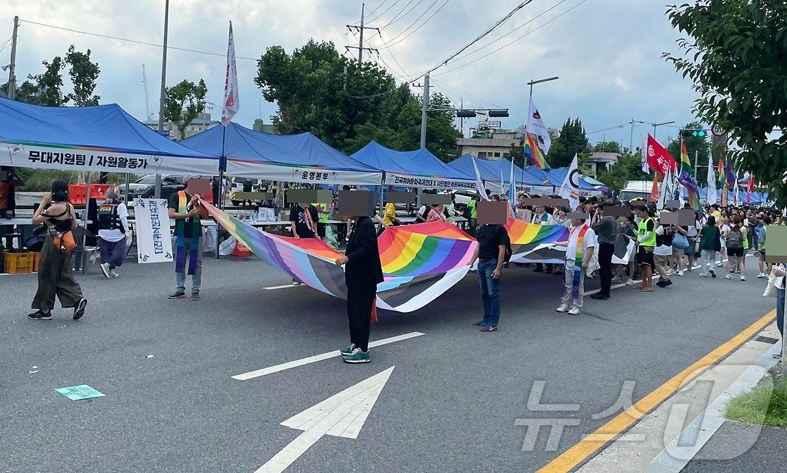 본문 이미지 - '제1회 대전퀴어문화축제' 참가자들이 거리 행진을 하고 있다./뉴스1