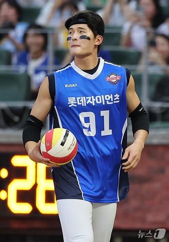 본문 이미지 - 6일 오후 인천시 미추홀구 문학동 SSG랜더스필드에서 열린 '2024 신한 SOL Bank KBO 올스타전’ 나눔 올스타와 드림 올스타의 경기, 드림팀 롯데 윤동희가 배구선수 동희진으로 분장해 타석에 나서고 있다. 2024.7.6/뉴스1 ⓒ News1 김진환 기자