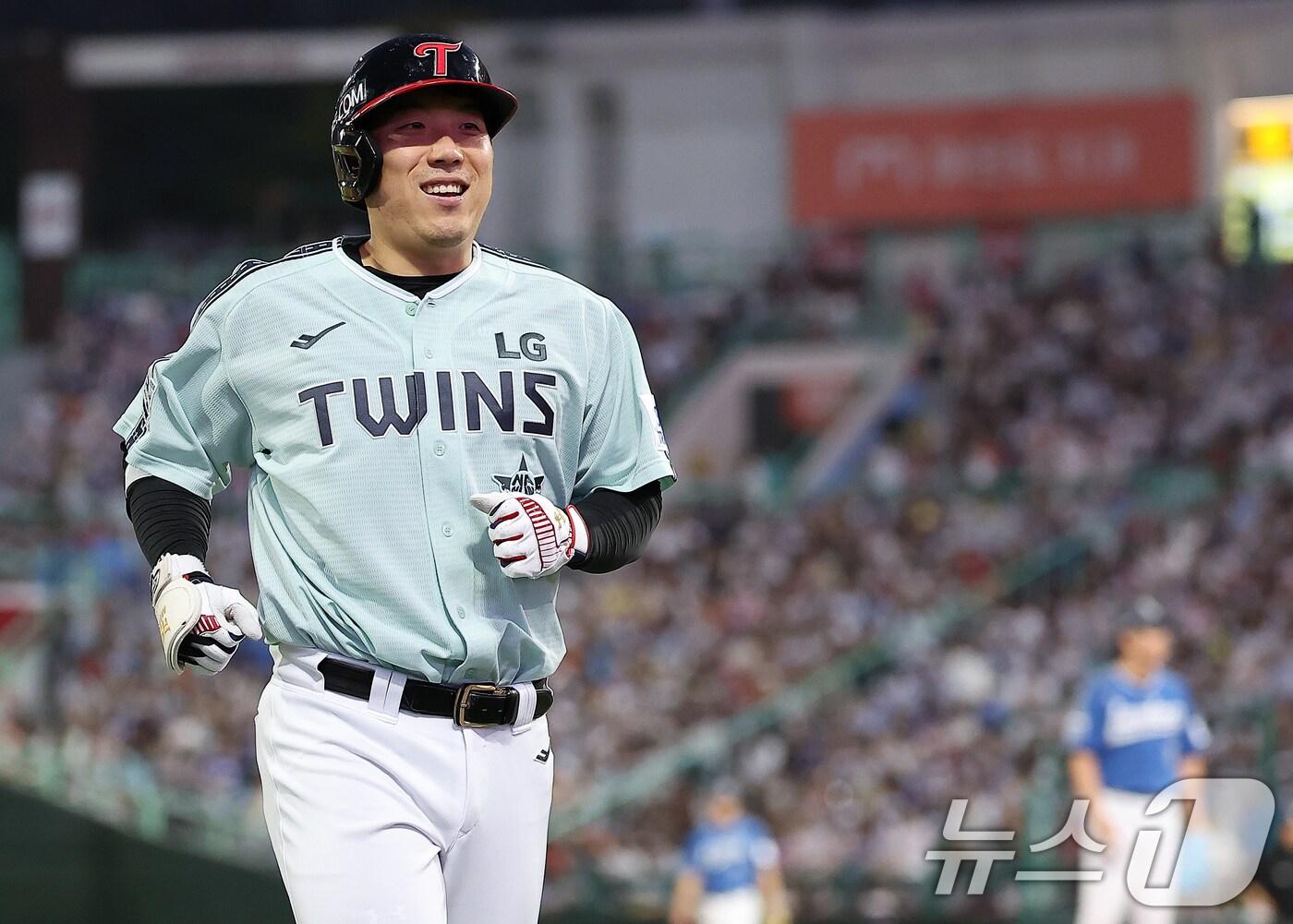 본문 이미지 - 6일 오후 인천시 미추홀구 문학동 SSG랜더스필드에서 열린 '2024 신한 SOL Bank KBO 올스타전’ 나눔 올스타와 드림 올스타의 경기, 나눔팀 LG 김현수가 6회초 중견수 플라이로 물러난 뒤 더그아웃으로 향하고 있다. 김현수는 이날 출장으로 역대 최장 기록인 양준혁이 보유한 13년 연속 출장(1995~2007년)과 타이를 기록했다. 2024.7.6/뉴스1 ⓒ News1 김진환 기자